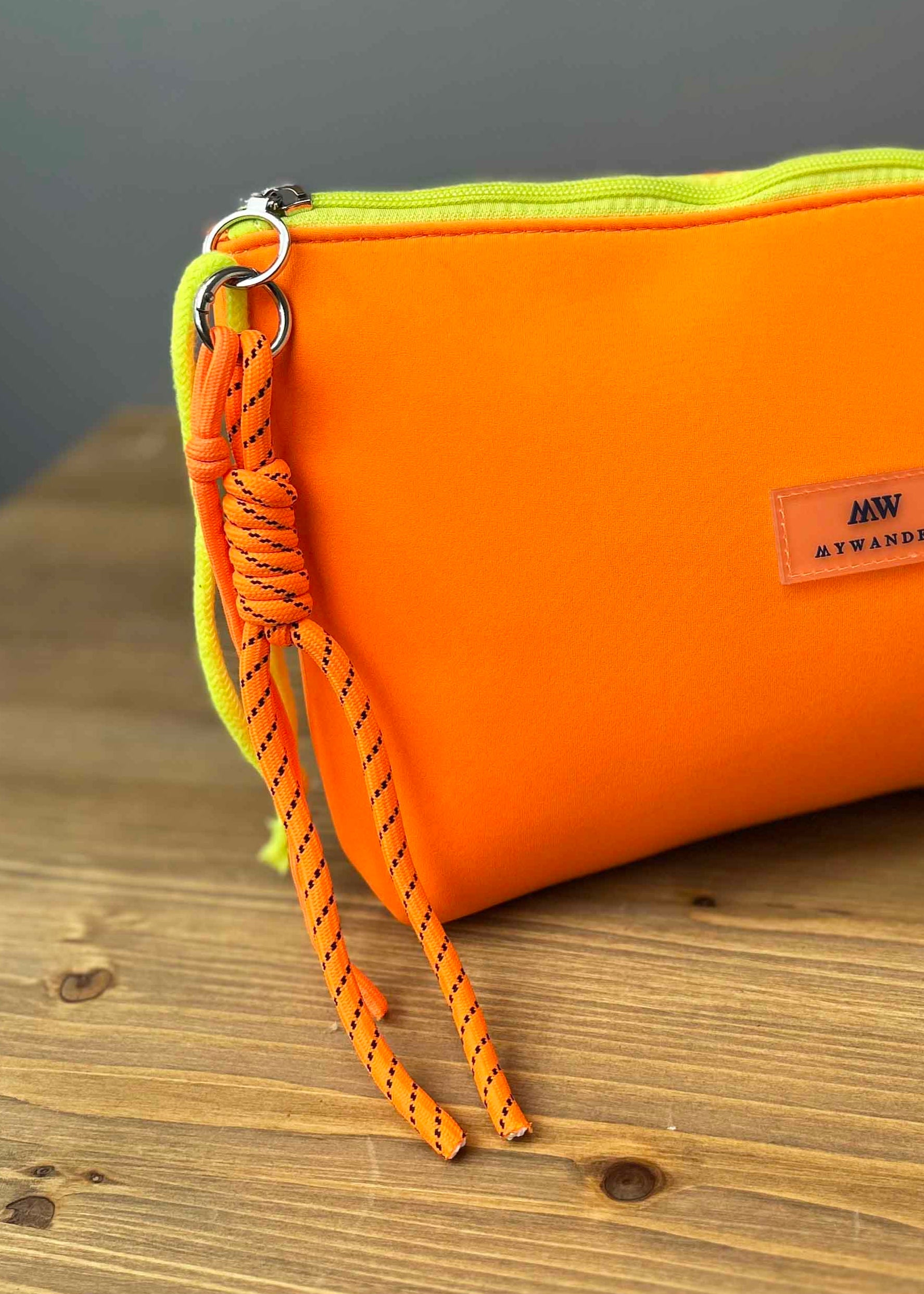 Charm llavero para bolso naranja fluor Mywanderstore
